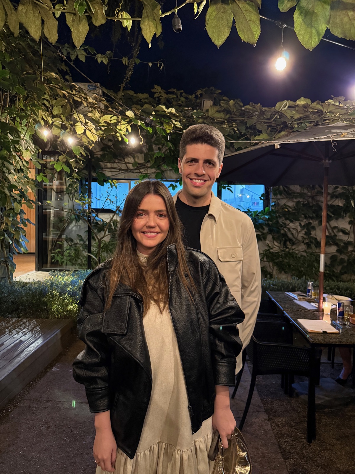 Manuela e Guilherme em um encontro ao ar livre