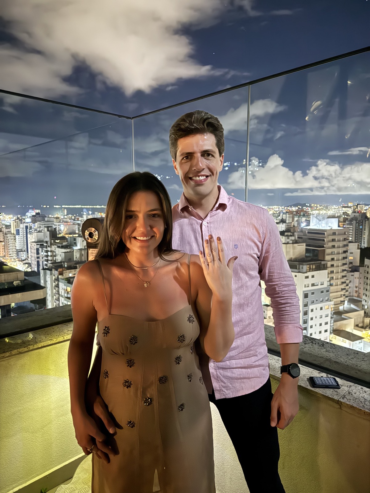 Manuela e Guilherme celebrando o pedido