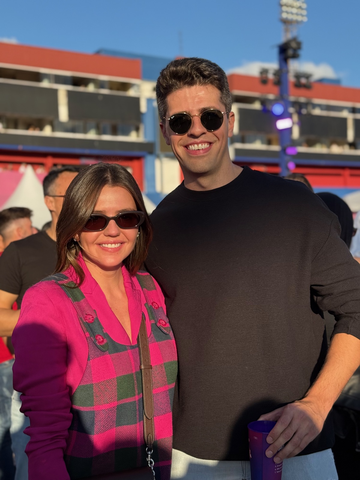 Manuela e Guilherme sorrindo em um dia de sol